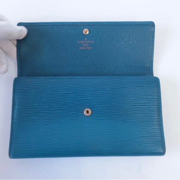 SOLD - LV LOUIS VUITTON Authentic Epi Wallet on a Chain (WOC), Silver Hardware - Picture 4 of 11